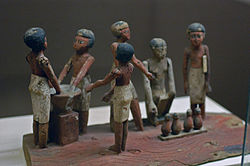 Starożytni Egipcjanie warzący piwo. 
					Rosicrucian Egyptian Museum in San Jose, California